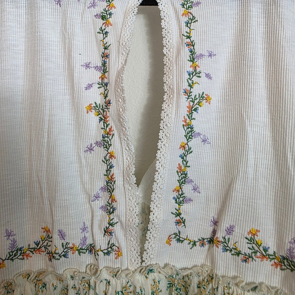 POL Floral Embroidered Sleeveless Top White Peasant Boho Festival Summer in L - Picture 9 of 13